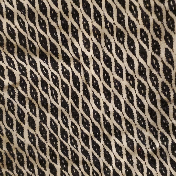 🎀2/$15 Black and white patterned tee - Picture 4 of 4